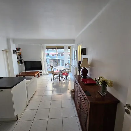 Au Bord De La Croisette Apartment *